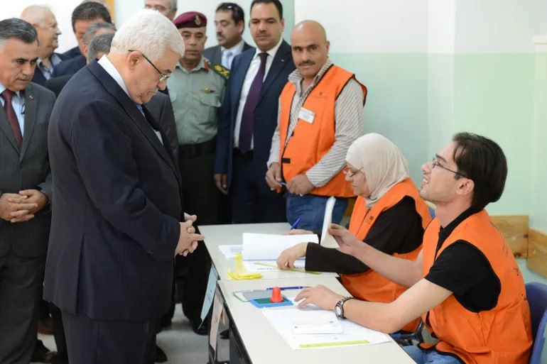 Mahmoudas Abbasas paskelbė Palestinos įstatymų leidžiamosios valdžios rinkimus l...