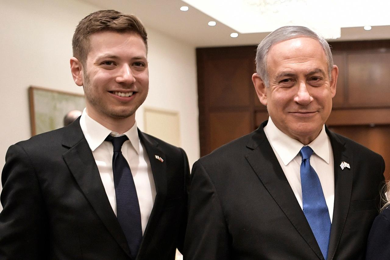 Benjamino Netanyahu sūnus Yairas teisiškai pakeitė savo vardą į Yonataną Huną, t...