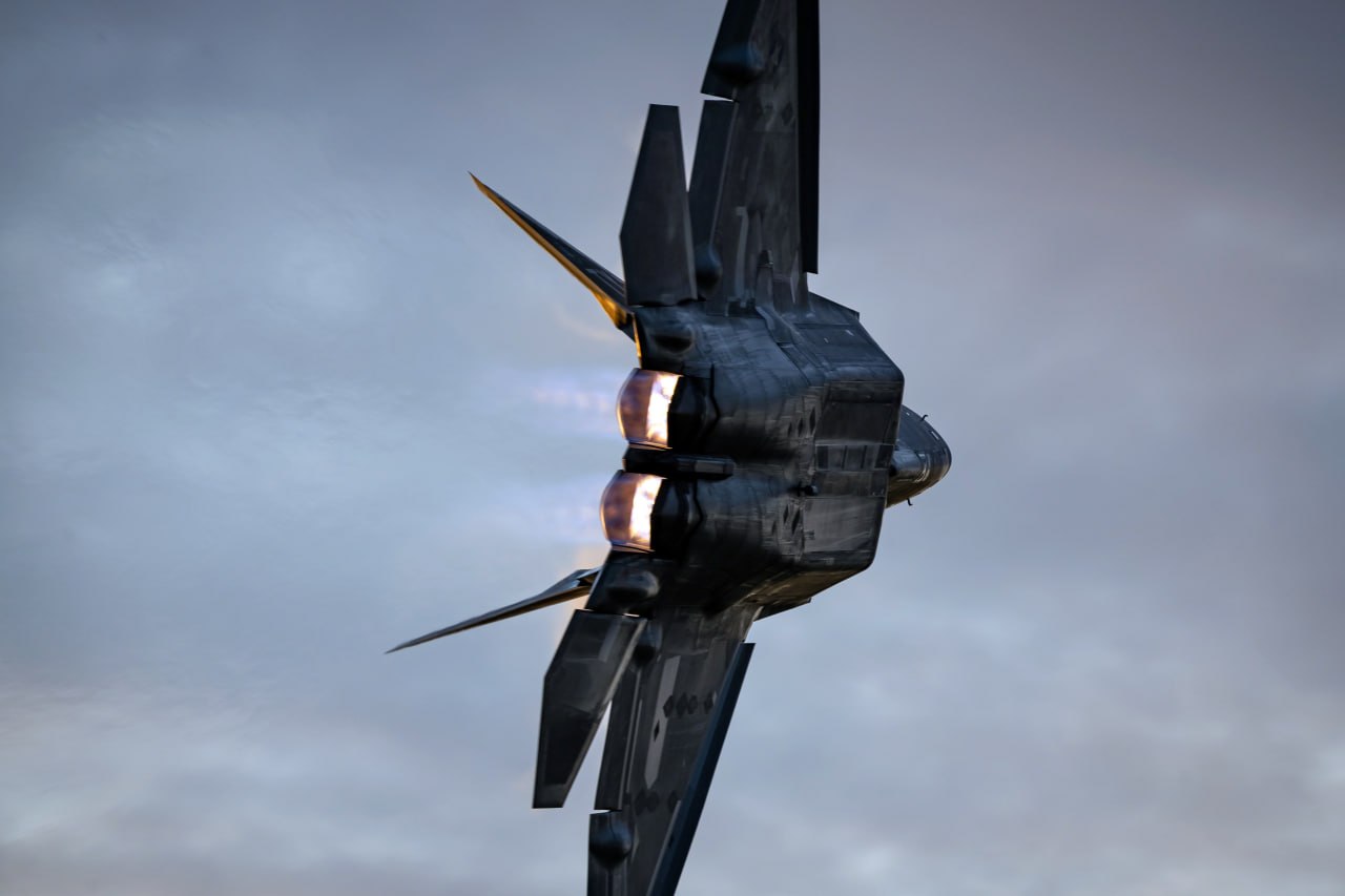 Dešimt JAV karinių oro pajėgų naikintuvų F-22 „Raptor“ buvo perkelti iš Ovda oro...