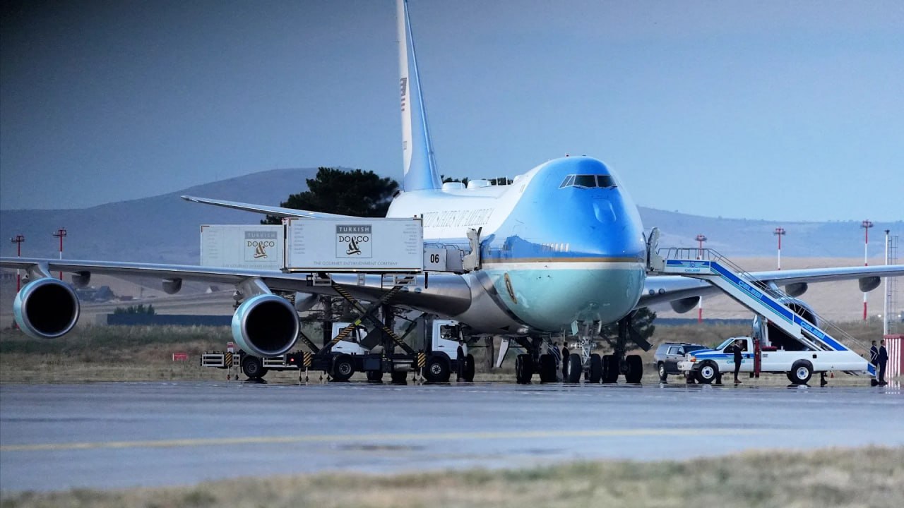 Trumpas grįžo namo iš Turkijos senesniu „Air Force One“ lėktuvu, po to kai JAV p...