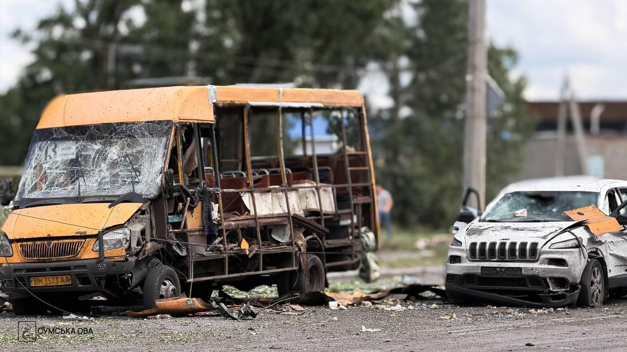 Rusai smogė civiliams Sumuose – okupantai numetė 3 KAB.

Žuvo mažiausiai 4 civil...