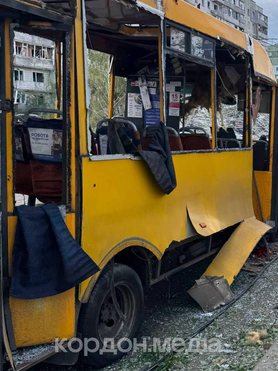 Rusai smogė civiliams Sumuose – okupantai numetė 3 KAB.

Žuvo mažiausiai 4 civil...