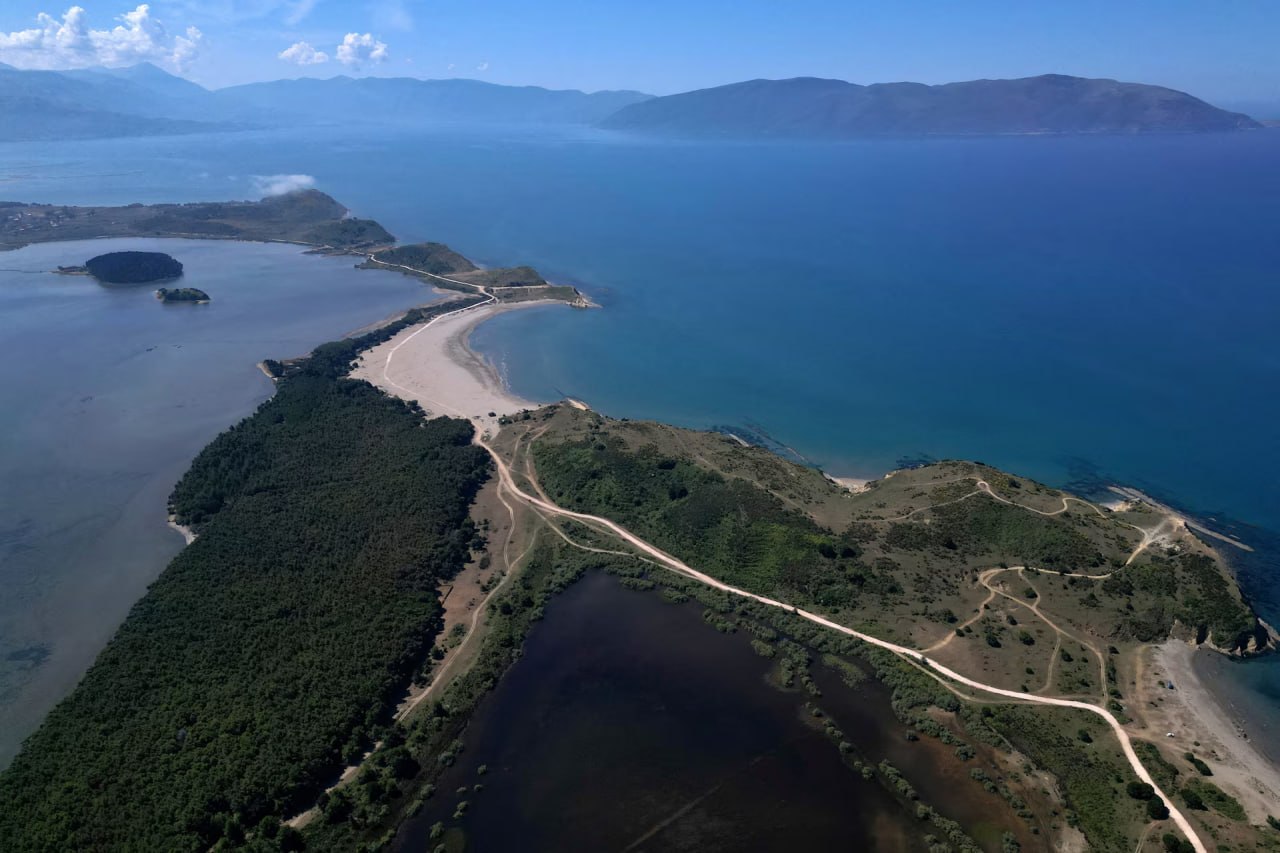 Albanijos prokurorai teigia, kad verslininkas Arturas Shehu, pardavęs apie 110 m...