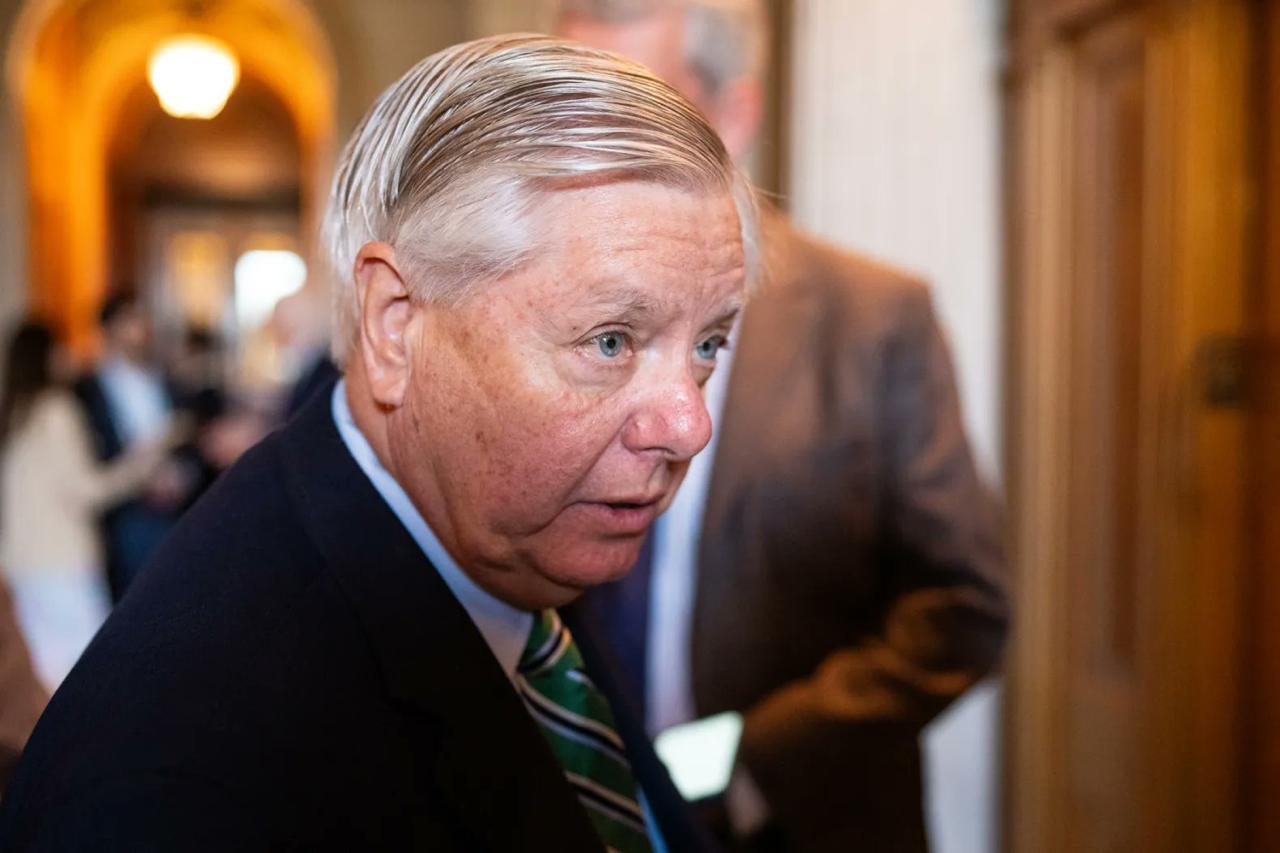 SKUBIAI: JAV senatorius Lindsey Graham mirė.