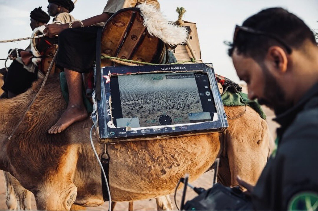 📸 Mauritanijos nacionalinės gvardijos kariai stebi tiesioginę bepiločio orlaivi...