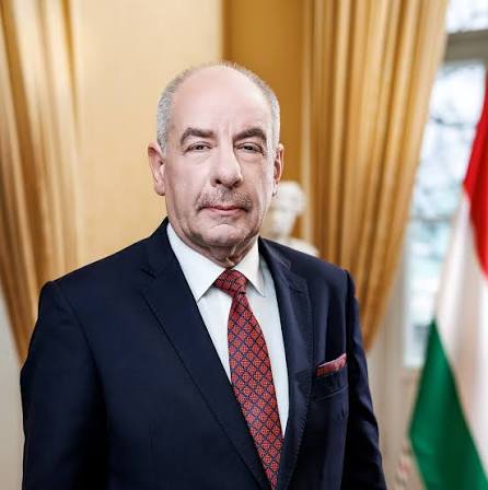 Vengrijos parlamentas patvirtino 17-ąjį Pagrindinio įstatymo pakeitimą, pašalind...