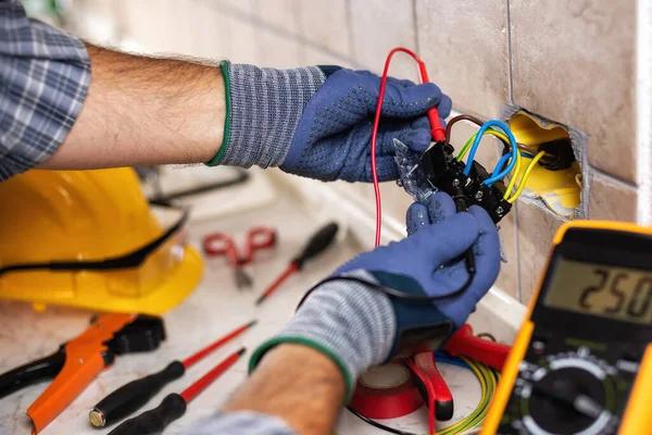 Berlyne sulaikytas elektrikas, įtariamas išžaginęs pusšimtį moterų.
Tyrimo duom...