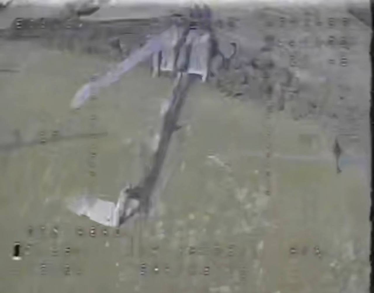 Bebrasių sistemų pajėgos skelbia vaizdus, kaip FPV dronas numušė Rusijos sraigta...