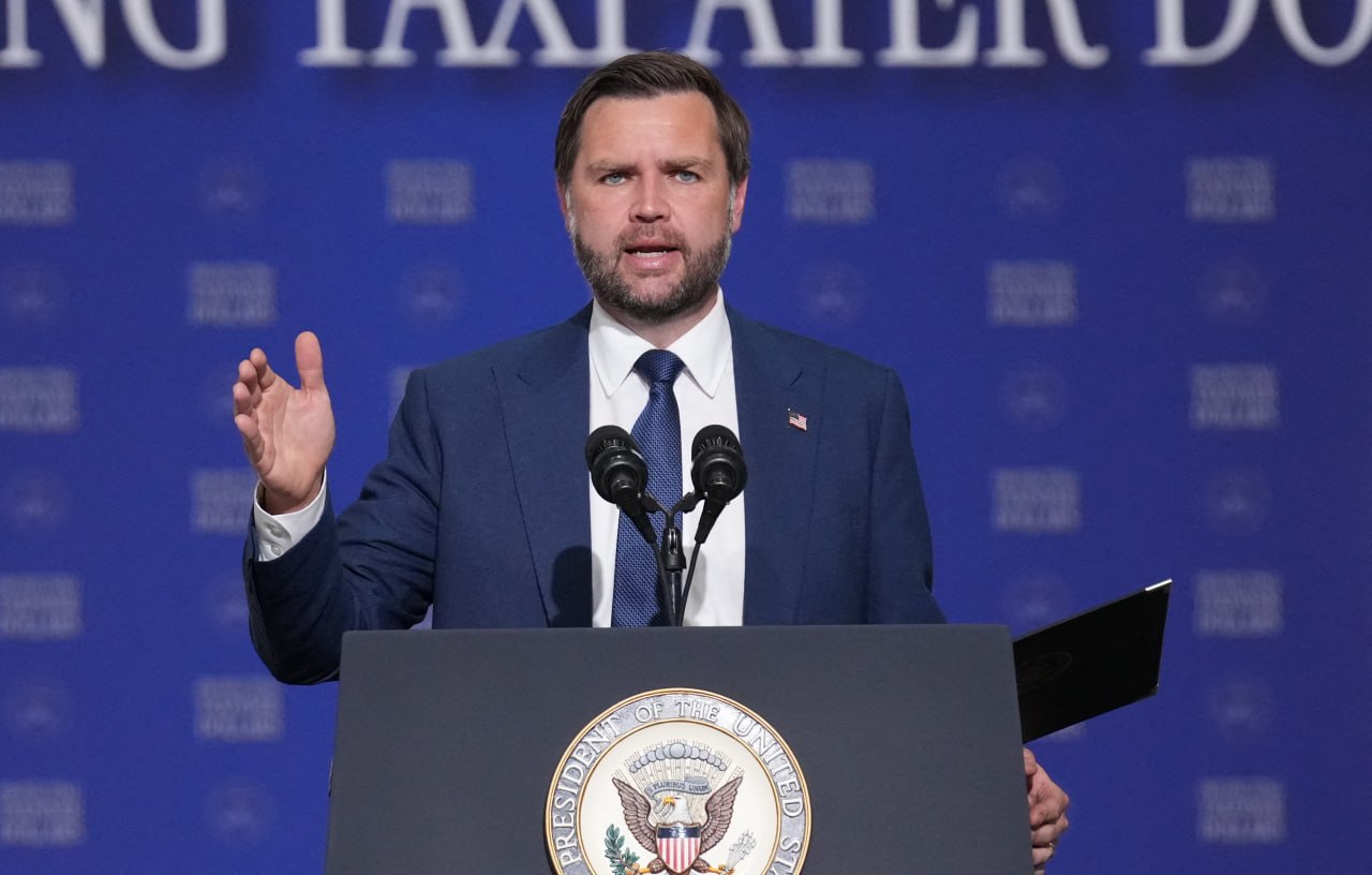 Vance'as pripažįsta, kad Trumpo administracija „visiškai suklydo“ dėl Epsteino b...