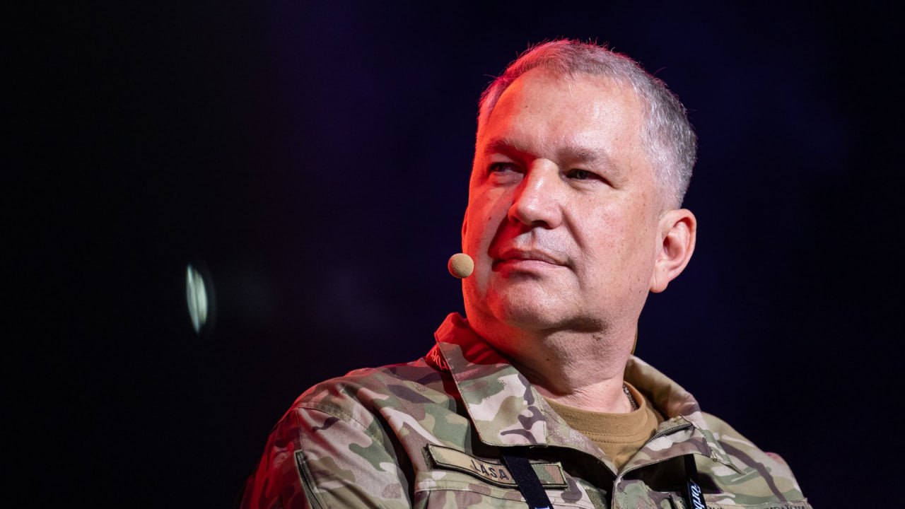 Ukrainos oro pajėgų vado pavaduotojas Pavlo Elizarovas atsistatydino dėl buvusio...