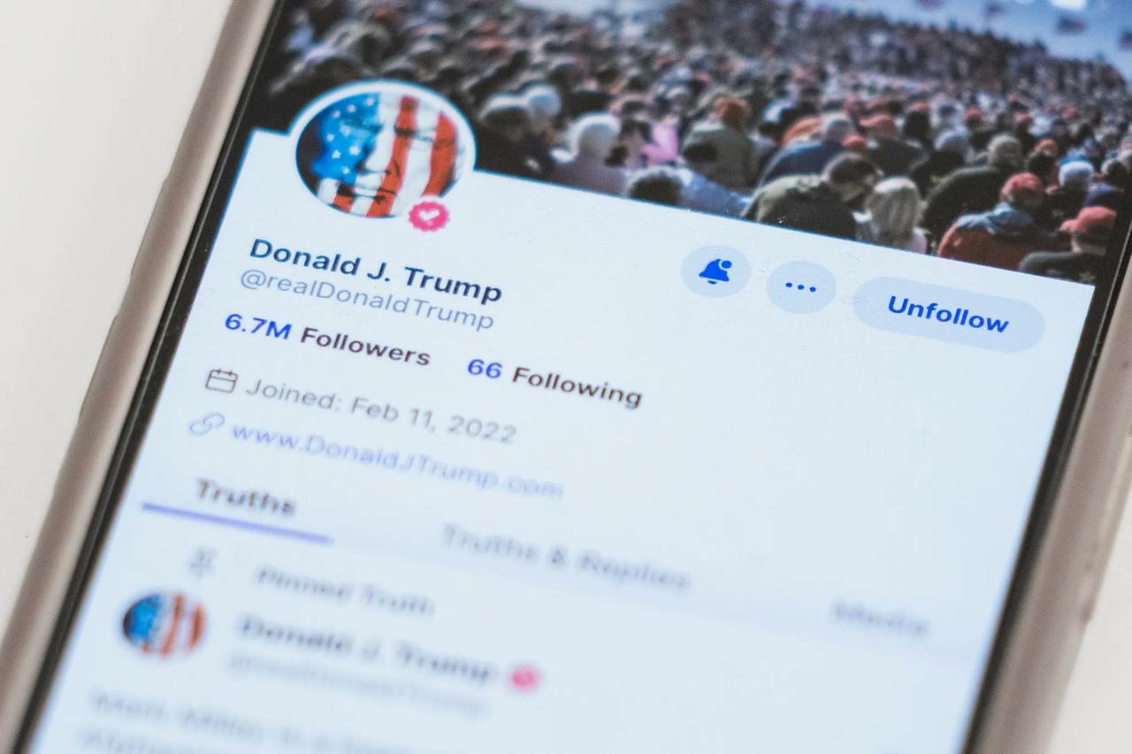 CNN nustatė, kad Trumpas gyrė arba reklamavo daugiau nei 20 įmonių „Truth Social...