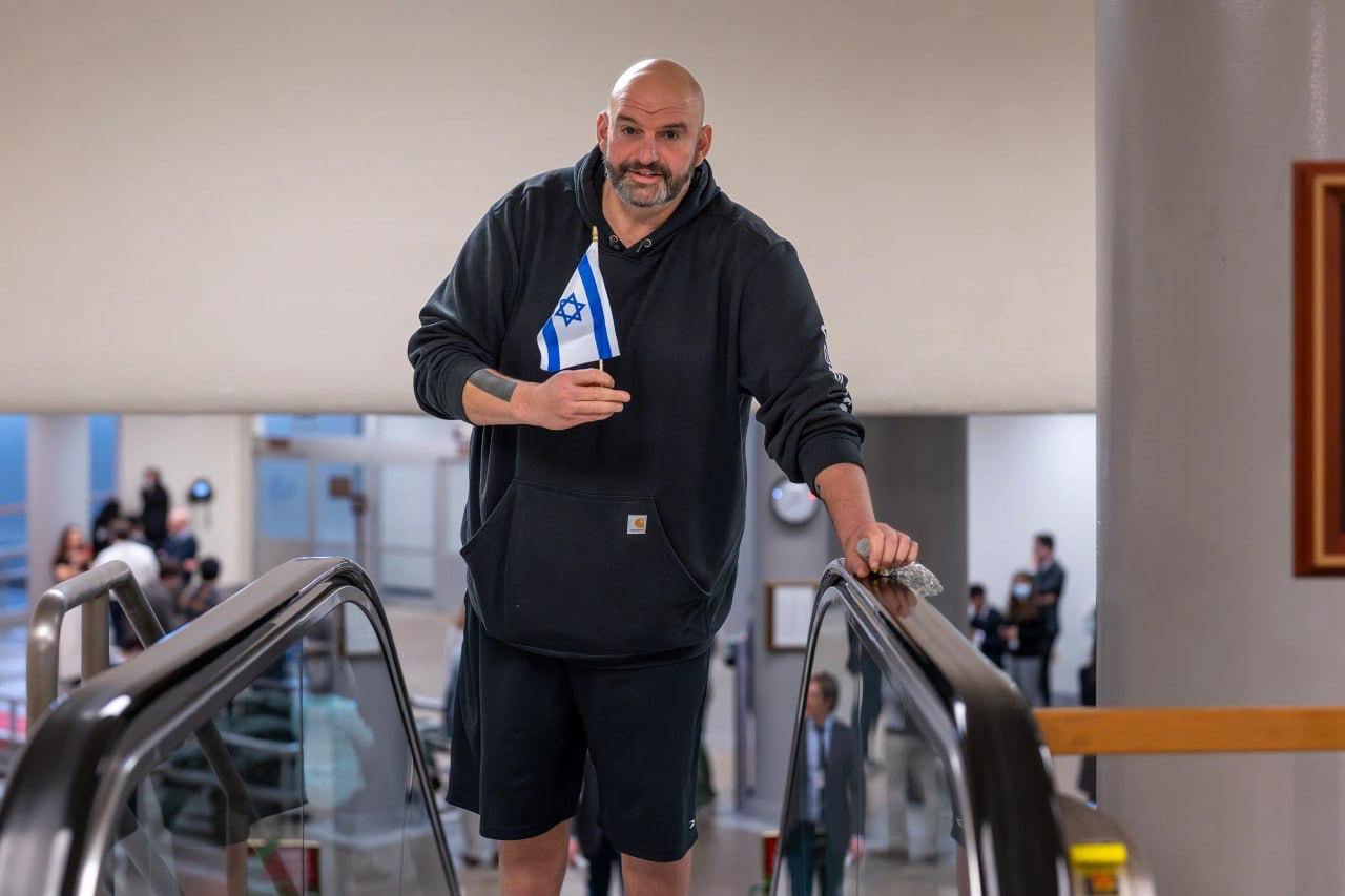 JAV senatorius Johnas Fettermanas perspėjo, kad paliks Demokratų partiją, jei ši...