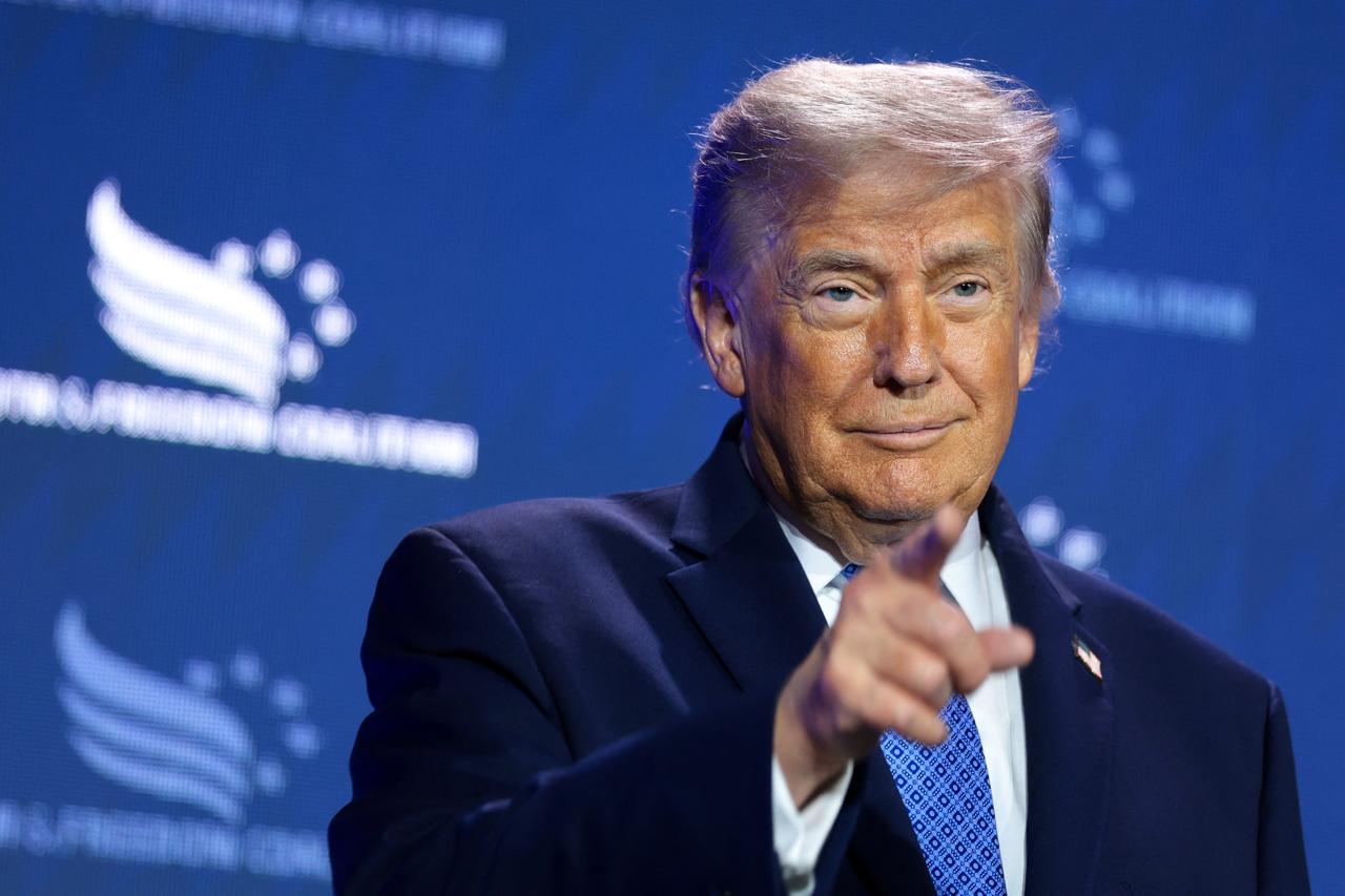 Trumpas įsigijo įmonių akcijų likus kelioms dienoms iki jų reklamavimo.
Nuodugn...