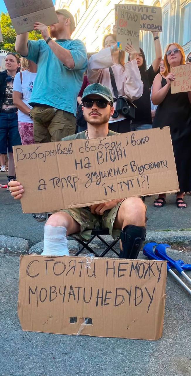 Vienintelė galimybė Ukrainai gauti naują pergalės strategiją – žmonės su plakata...