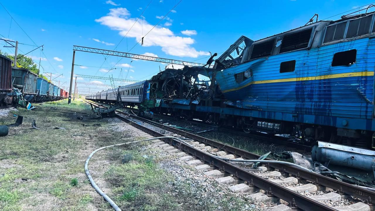 Rusija smogė keleiviniam traukiniui Zaporožės srityje.

Žmonės spėjo evakuotis....
