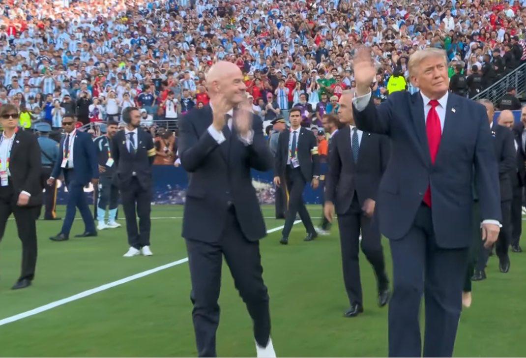 Trumpas ir Infantino prisijungs prie 2026 m. Pasaulio futbolo čempionato finalo...