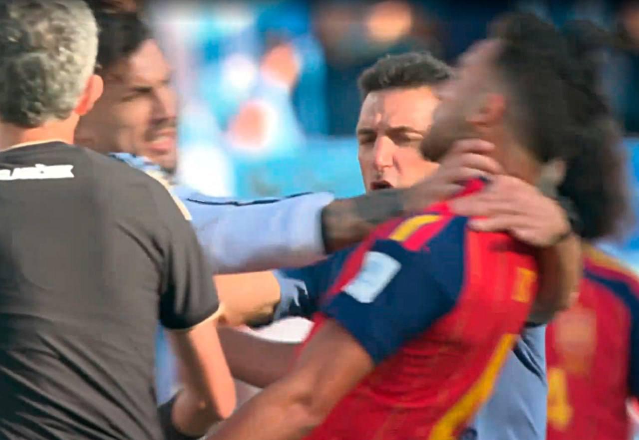 Po 2026 m. pasaulio čempionato finalo tarp Ispanijos ir Argentinos aikštėje kilo...