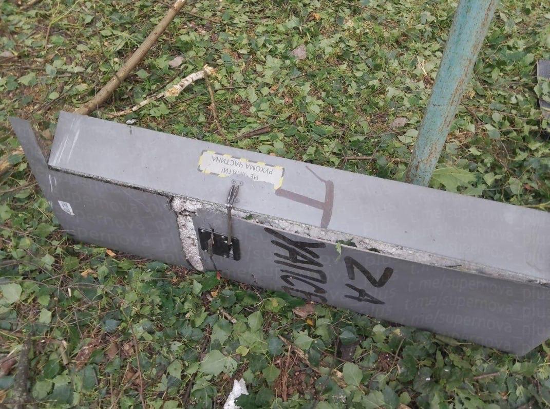 😆 Užrašas „ZA Tuapsė“ ant nuolaužos, nukritusios gyvenamojo namo kieme Podolske...