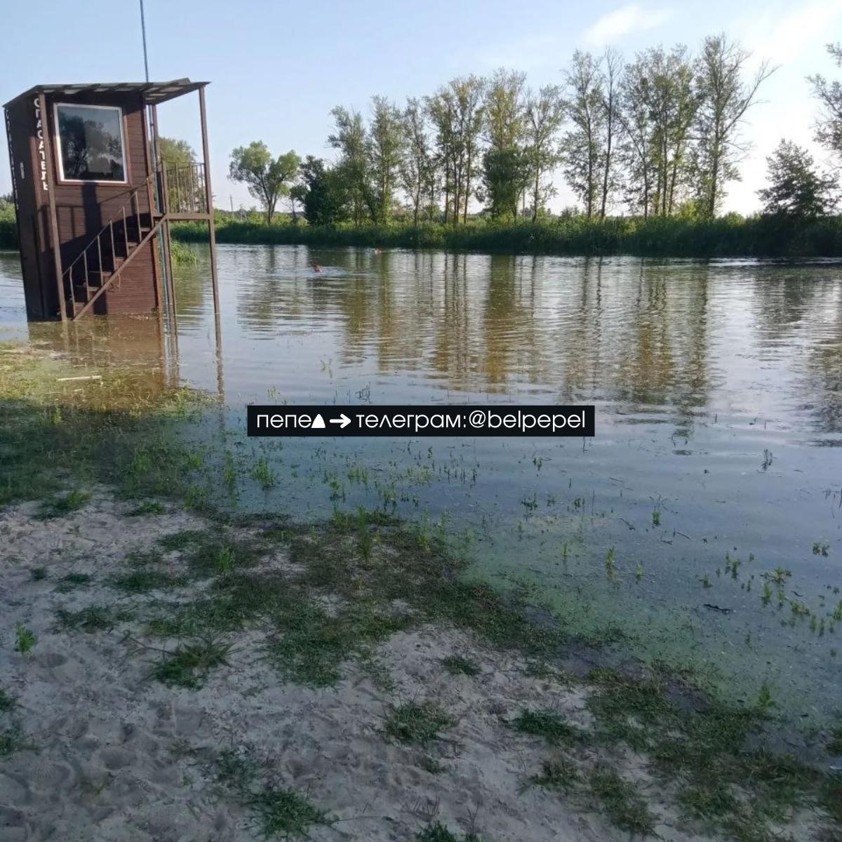 Po bepiločių orlaivių smūgio į Belgorodo vandens saugyklą, pratrūko užtvanka. Va...