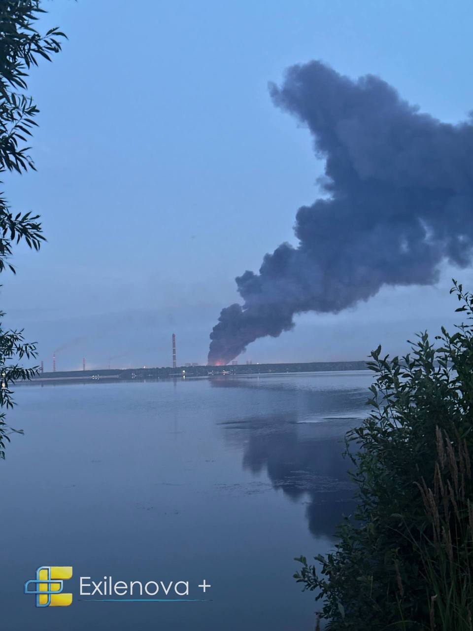Dronai masiškai atakavo Lipecką: po sprogimų kilo didelis gaisras.
Vietos gyven...