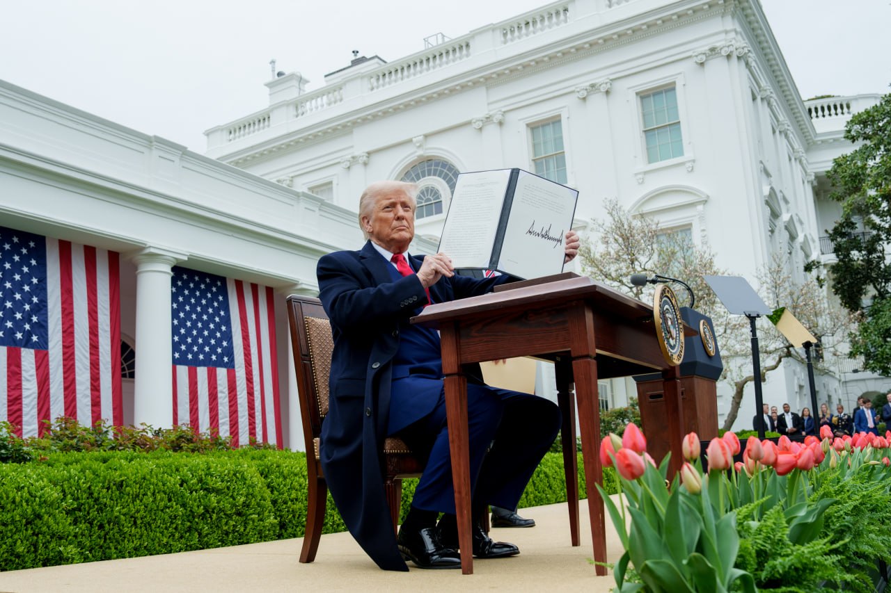 Trumpas ruošiasi įvesti naujus tarifus dešimtims šalių jau šią savaitę, prieš pe...