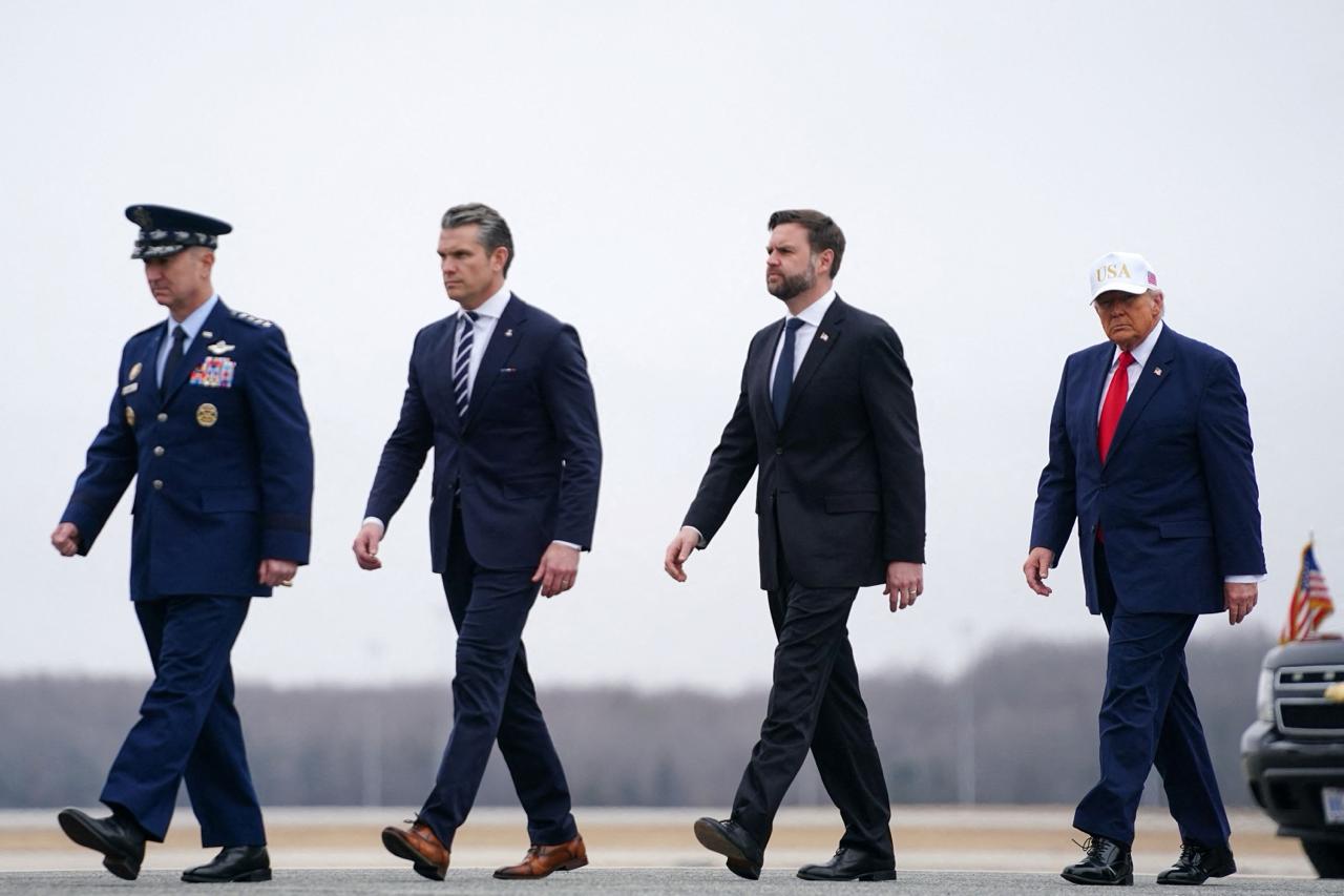 Viceprezidentas J. D. Vance'as ir Jungtinio štabų vadų komiteto pirmininkas gene...