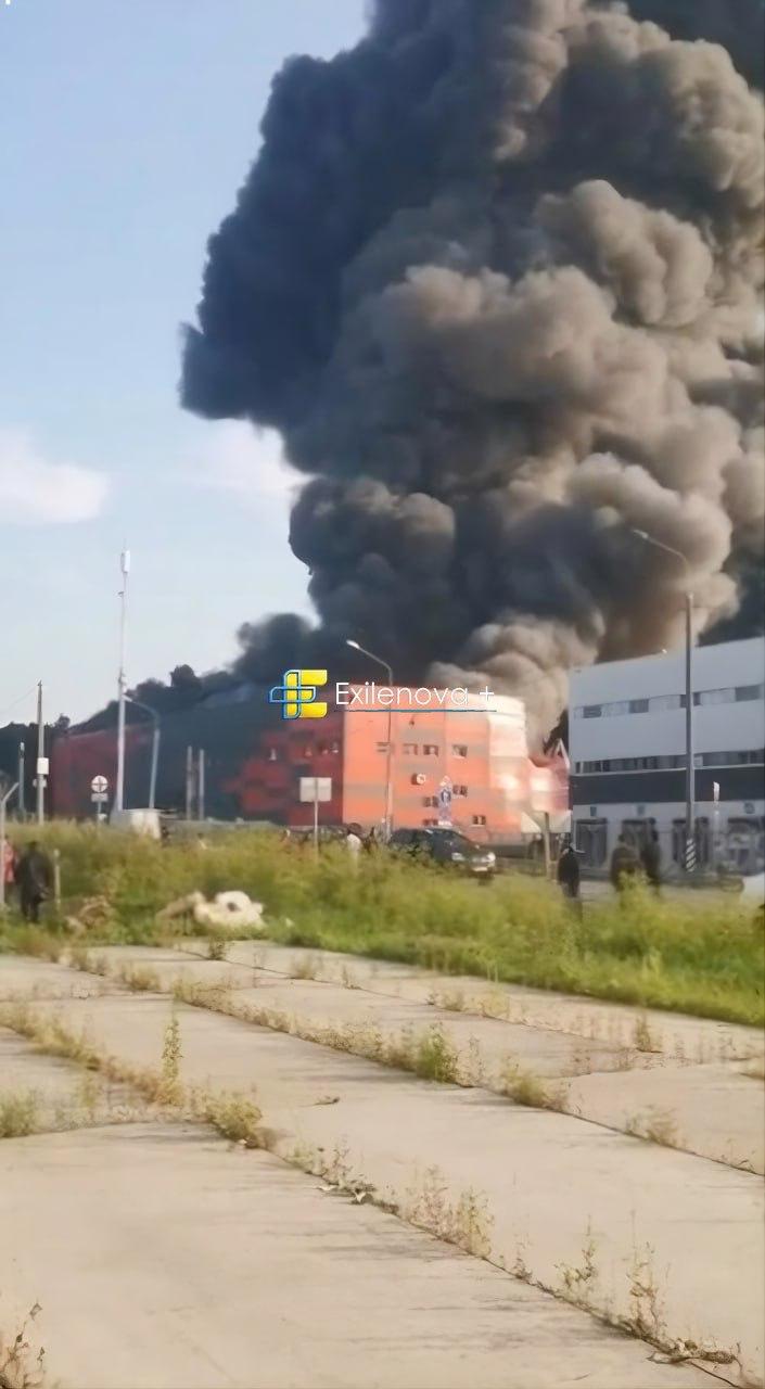 Maskvos srities Koledine po dronų atakos dega logistikos įmonės 3PL sandėlis.

K...